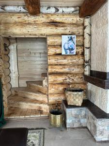 pared de madera con chimenea en una habitación en Yanis Chalet Dorna en Vatra Dornei