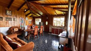 ein Wohnzimmer mit einem Sofa und einem Tisch in der Unterkunft Campo Azul - Monteverde in Monteverde Costa Rica