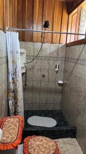 ein Bad mit Dusche und 2 Matten auf dem Boden in der Unterkunft Campo Azul - Monteverde in Monteverde Costa Rica