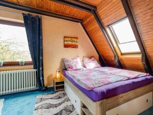 um quarto com uma cama num quarto com janelas em Cozy holiday apartment with balcony near the lake em Plön