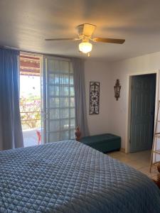 um quarto com uma cama e uma ventoinha de tecto em Finca Rositas em Valle de Guadalupe