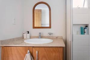 bagno con lavandino e specchio di Habitación con baño privado a Città del Messico