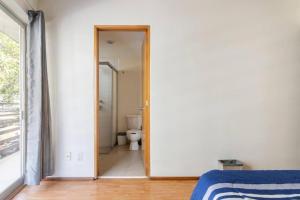 - une chambre avec une salle de bains, des toilettes et une porte dans l'établissement Habitación con baño privado, à Mexico