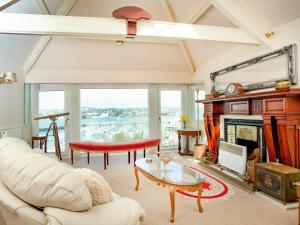 托基的住宿－Riviera View，客厅配有白色沙发和壁炉
