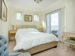 Un pat sau paturi într-o cameră la Riviera View