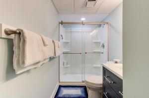 Un baño con ducha, inodoro y lavabo. en 0501 Beach Haven by Atlantic Towers, en Carolina Beach
