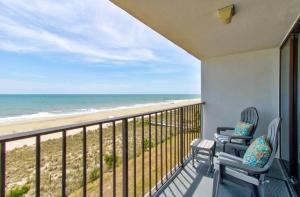 Un balcón con dos sillas y vista a la playa. en 0501 Beach Haven by Atlantic Towers, en Carolina Beach
