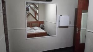 espejo pequeño en una habitación con cama en Hotel Malibu (ADULT ONLY), en São Paulo