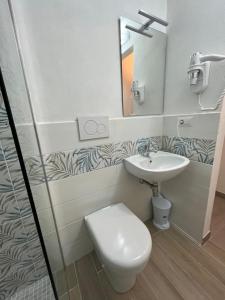 アヴォラにあるRegina Roomsのバスルーム(トイレ、洗面台、鏡付)
