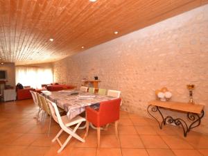 uma sala de jantar com mesa e cadeiras em Cosy house with private pool near Valence em Alixan