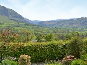 einen Blick auf ein Tal mit Bergen in der Ferne in der Unterkunft Cropple Howe in Threlkeld