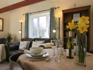 Crundale的住宿－史密斯鄉村別墅，客厅配有黄色花卉桌和沙发