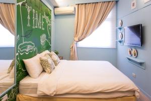 A bed or beds in a room at Bei Pin B&B