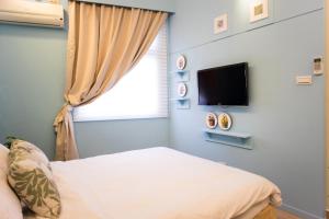 A television and/or entertainment centre at Bei Pin B&B