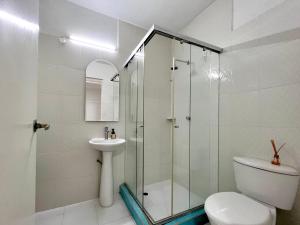 een badkamer met een douche, een toilet en een wastafel bij APARTAMENTO AMOBLADO BOCAGRANDE Cartagena in Cartagena