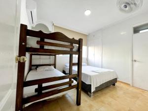 een slaapkamer met 2 stapelbedden en een badkamer bij APARTAMENTO AMOBLADO BOCAGRANDE Cartagena in Cartagena