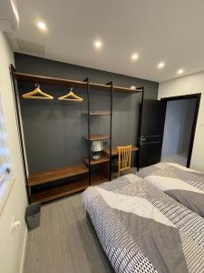 1 dormitorio con 2 camas y escritorio con perchas en Relax Zabbar, en Żabbar
