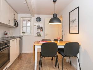 una cucina e una sala da pranzo con tavolo e sedie di Holiday home Tønder IV a Tønder