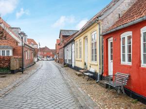 Holiday home Tønder IV في توندر: شارع مرصوف بالحصى في مدينة قديمة به مباني