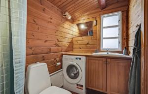 uma casa de banho com uma máquina de lavar roupa e um lavatório em Gorgeous Home In Haderslev With Wifi em Haderslev