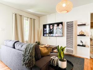 ein Wohnzimmer mit einem Sofa und einem Flachbild-TV in der Unterkunft Diamond in LA - AM3-CUL in Los Angeles