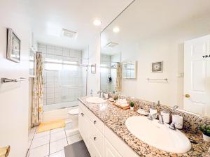 a bathroom with two sinks and a shower at Diamond in LA - AM3-CUL in Los Angeles