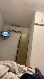 una camera con un letto e una televisione a parete di Bs Property1 a Pembunuh