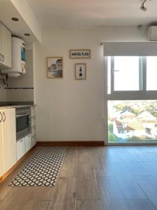 a kitchen with a large window and a kitchen sidx sidx sidx at Temporariomdp - monoambiente a 50 mts del mar in Mar del Plata