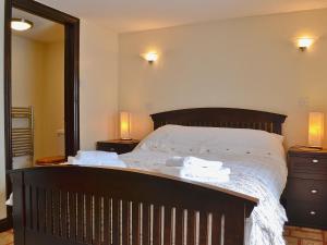 1 dormitorio con 1 cama con 2 toallas en The Granary en Egloskerry