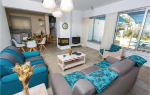 uma sala de estar com um sofá azul e uma mesa em Beautiful Home In Argaka With Kitchen em Argaka