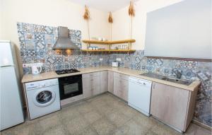 uma cozinha com uma máquina de lavar roupa e um lavatório em Beautiful Home In Argaka With Kitchen em Argaka