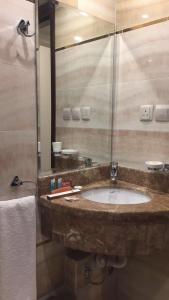 bagno con lavandino e specchio di فندق البيرق a La Mecca