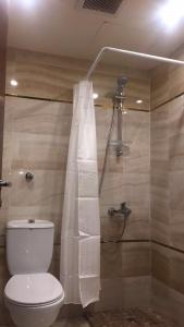 een badkamer met een toilet en een douche bij فندق البيرق in Mekka