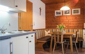een keuken met een tafel en een eetkamer bij Amazing Apartment In Niederau With House A Mountain View in Niederau