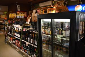 una tienda llena de muchas botellas de alcohol en Sasquatch Inn, en Harrison Mills
