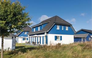 eine Reihe von Häusern in Blau und Weiß in der Unterkunft Ferienhaus 6 Altefhr in Altefähr