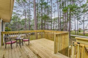 Woodsy Retreat, steps to Bay - Hot tub!的阳台或露台