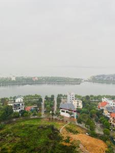 une vue aérienne sur une ville avec une rivière et des bâtiments dans l'établissement Three-bedroom house with sea view, à Hạ Long