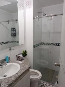 uma casa de banho com um chuveiro, um WC e um lavatório. em AQUAVALE - Apartamento Vacacional en Girardot em Girardot