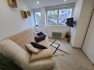 Posedenie v ubytovaní Charmant Appartement au Centre-ville d'Épinal, Parfait pour 2 avec Commodités Incluses - FR-1-589-468
