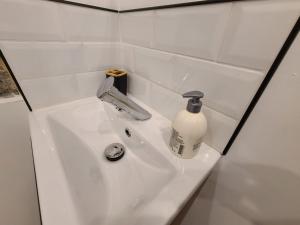 Kúpeľňa v ubytovaní Charmant Appartement au Centre-ville d'Épinal, Parfait pour 2 avec Commodités Incluses - FR-1-589-468 + 2 fotografie