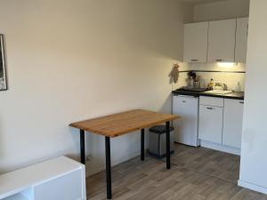 Kuchyňa alebo kuchynka v ubytovaní Appartement 2 pièces avec balcon et accès direct plage à Cabourg, animaux admis - FR-1-487-352 + 3 fotografie