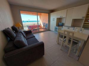 Kuchyňa alebo kuchynka v ubytovaní Appartement 2 pièces climatisé en front de mer au Grau d'Agde avec terrasse et accès direct à la plage - FR-1-423-275