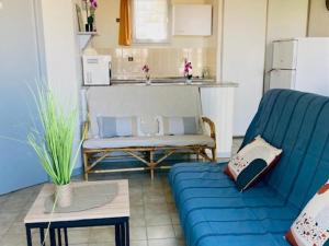 een woonkamer met een blauwe bank en een keuken bij Maison La Flotte, 3 pièces, 6 personnes - FR-1-544-23 in La Flotte