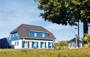 una casa azul con techo negro en Ferienhaus 5 Altefhr, en Altefähr
