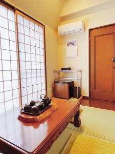 ein Zimmer mit einem Tisch mit Schuhen darüber in der Unterkunft 雅 in Nishinotōindōri