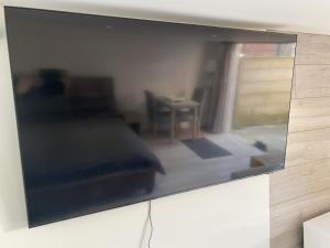 TV a/nebo společenská místnost v ubytování Modern Guest house with private entrance