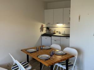 Kuchyňa alebo kuchynka v ubytovaní Appartement 2 pièces avec balcon et accès direct plage à Cabourg, animaux admis - FR-1-487-352