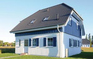 a house with a gambrel roof at Ferienhaus 18 Altefähr in Altefähr
