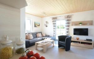 ein Wohnzimmer mit einem blauen Sofa und einem Tisch in der Unterkunft Ferienhaus 18 Altefhr in Altefähr